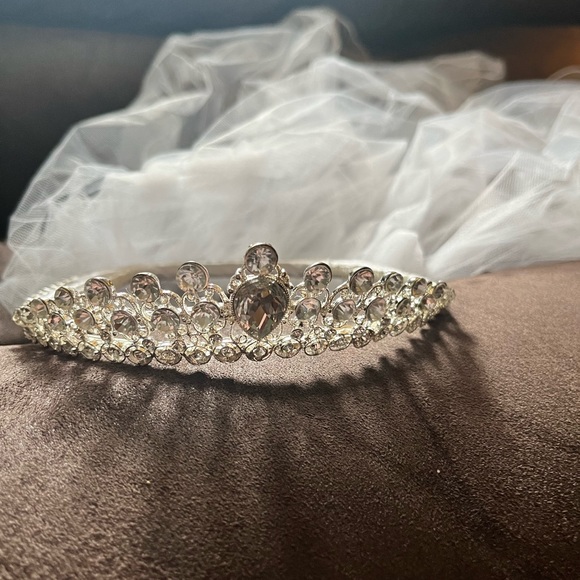 GIRLS WHITE DRESS WITH TIARA AND VEIL SIZE 8 - Picture 7 of 12